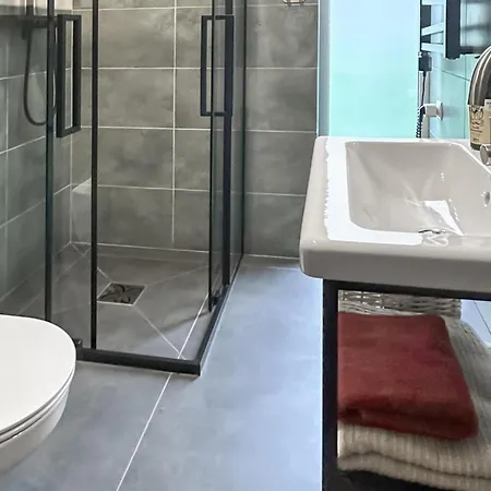 2 Bedroom Stunning In *